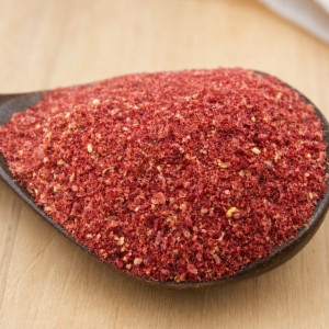 Порошок из сушёной клубники на ложке