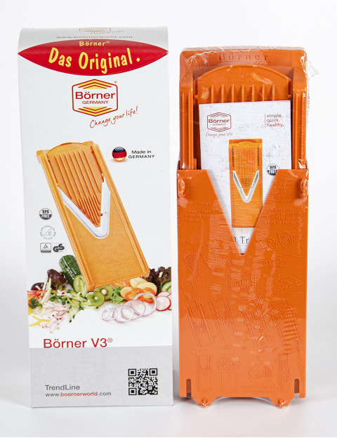 Заводська коробка Borner V3 TrendLine поруч з помаранчевою овочерізкою