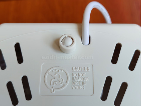 Надпись Caution: do not immerse base in water на дне основания Ezidri Snackmaker FD500 Digital
