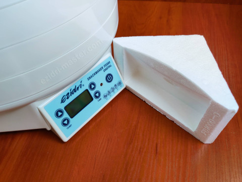 Пенопластовый уголок защищает дисплей Ezidri Snackmaker FD500 Digital при транспортировке