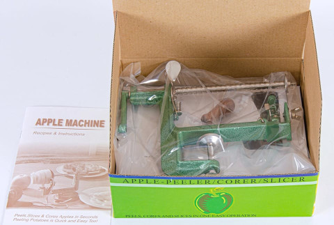 Комплектация яблокорезки Ezidri: машинка в коробке и буклет APPLE MACHINE