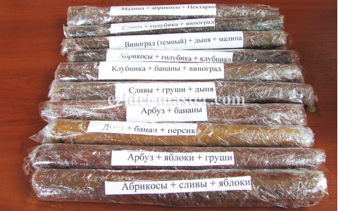 Десять свёрнутых рулетов домашней фруктовой пастилы в плёнке, каждый с бумажной подписью состава