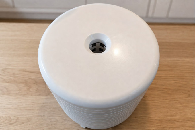 Кришка Ezidri Ultra закрита на завантаженому стосі лотків — початок сушіння
