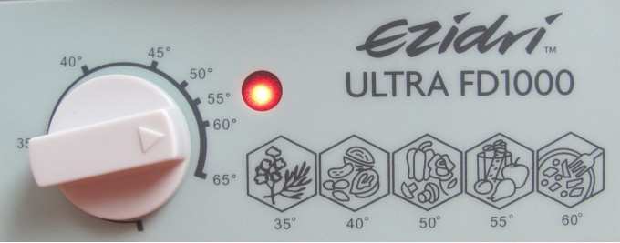 Панель управления Ezidri Ultra FD1000: ручка термостата установлена на отметку 60 градусов, горит индикатор