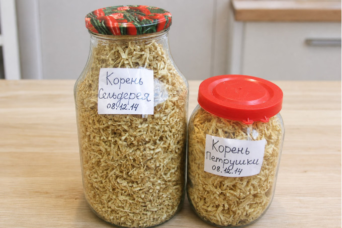 Дві підписані банки із заготівлею: ліворуч корінь селери, праворуч корінь петрушки — різні партії одного дня