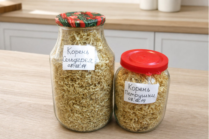 Две банки нашей заготовки: слева большая с сушёным корнем сельдерея, справа меньшая с корнем петрушки, обе подписаны 08.12.14