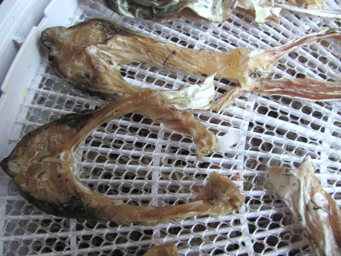 Сушёные куски рыбы крупным планом на лотке